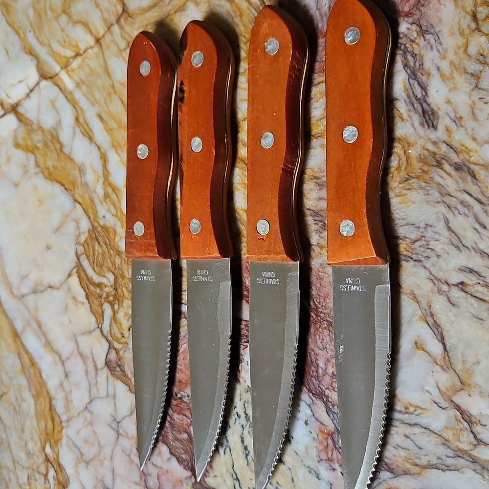 Set of 4 steak knives NEW